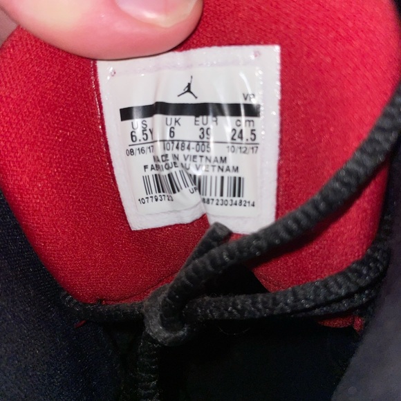 Jordan Sneakers - Picture 4 of 4